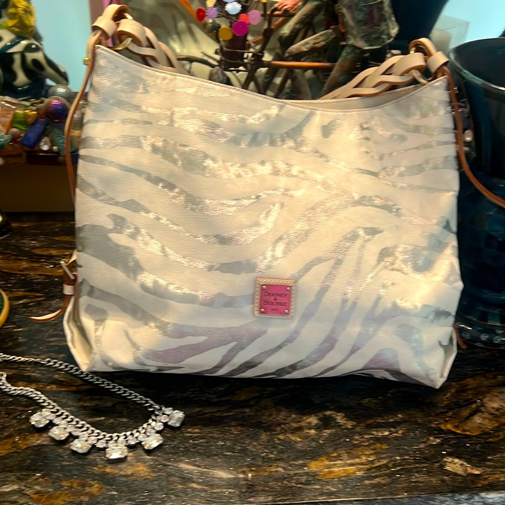 Gorgeous RARE Dooney and Bourke ⭐️ NEARLY NEW Silver White 🦓 Zebra Purse Bag